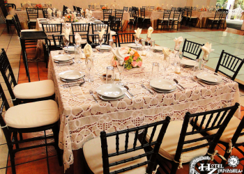 mesa con mantel de organza y silla tiffany zimpizahua