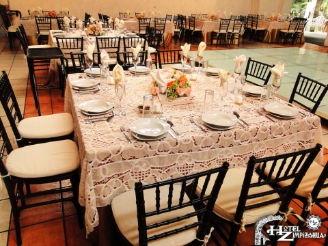 mesa con mantel de organza y silla tiffany zimpizahua